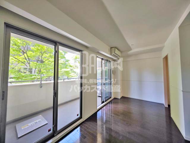 ロイヤルパークス桃坂 Mtype 1LDK 55.81㎡のリビング